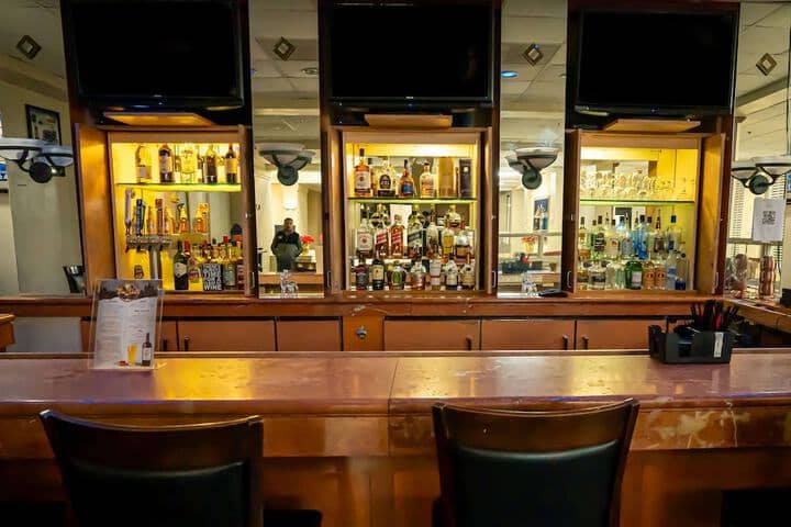 Lounge 51 of 61